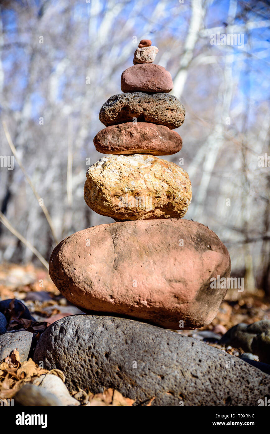 Balance und Wellness Konzept. In der Nähe von Fluss Steine auf den Felsen und Blätter im Herbst ausgeglichen. Geringe Tiefenschärfe. Zen und Spa inspiriert Stockfoto