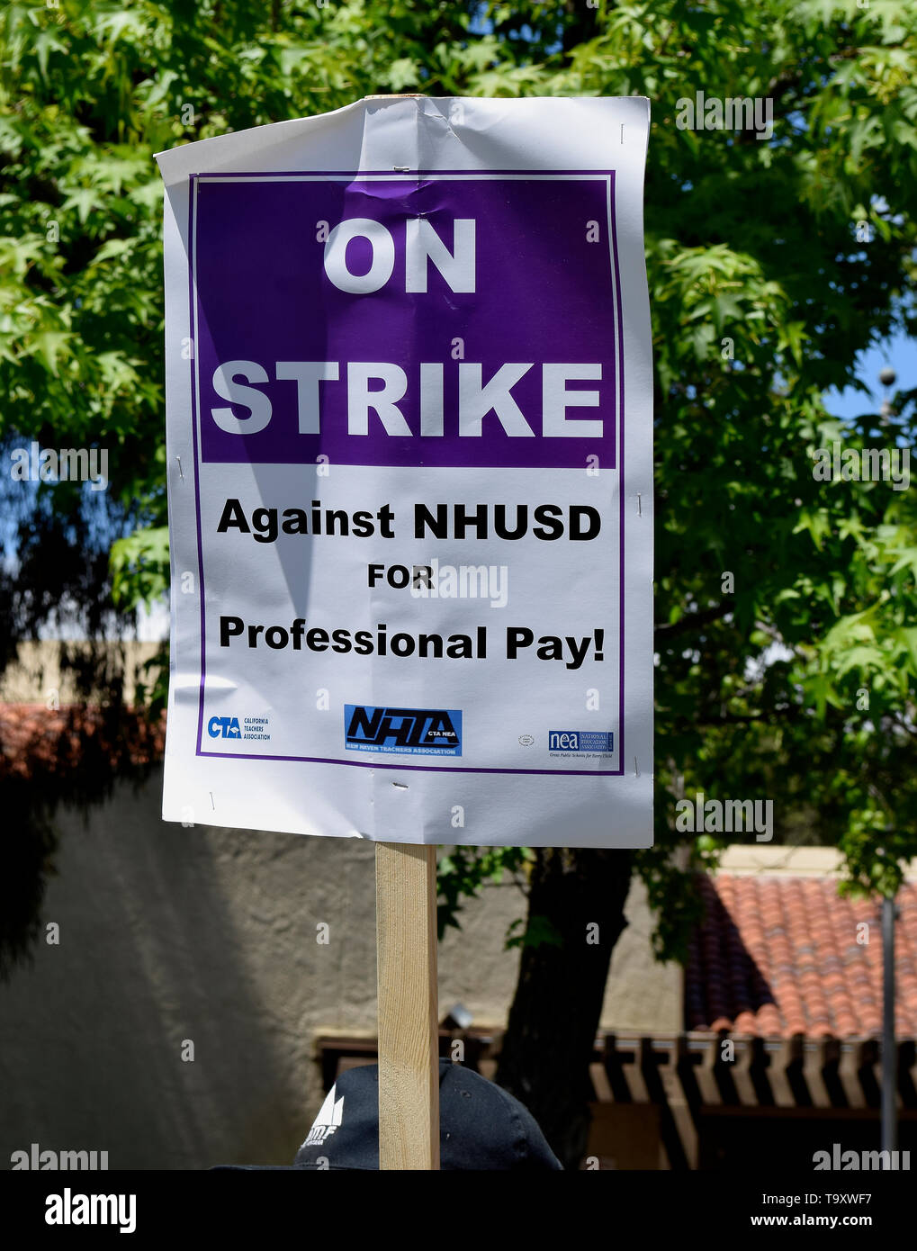 In den Streik Streikposten Zeichen für professionelle, von New Haven Teachers Association gegen die New Haven Unified School District in Union City, Kalifornien, am 20. Mai 2019 Stockfoto