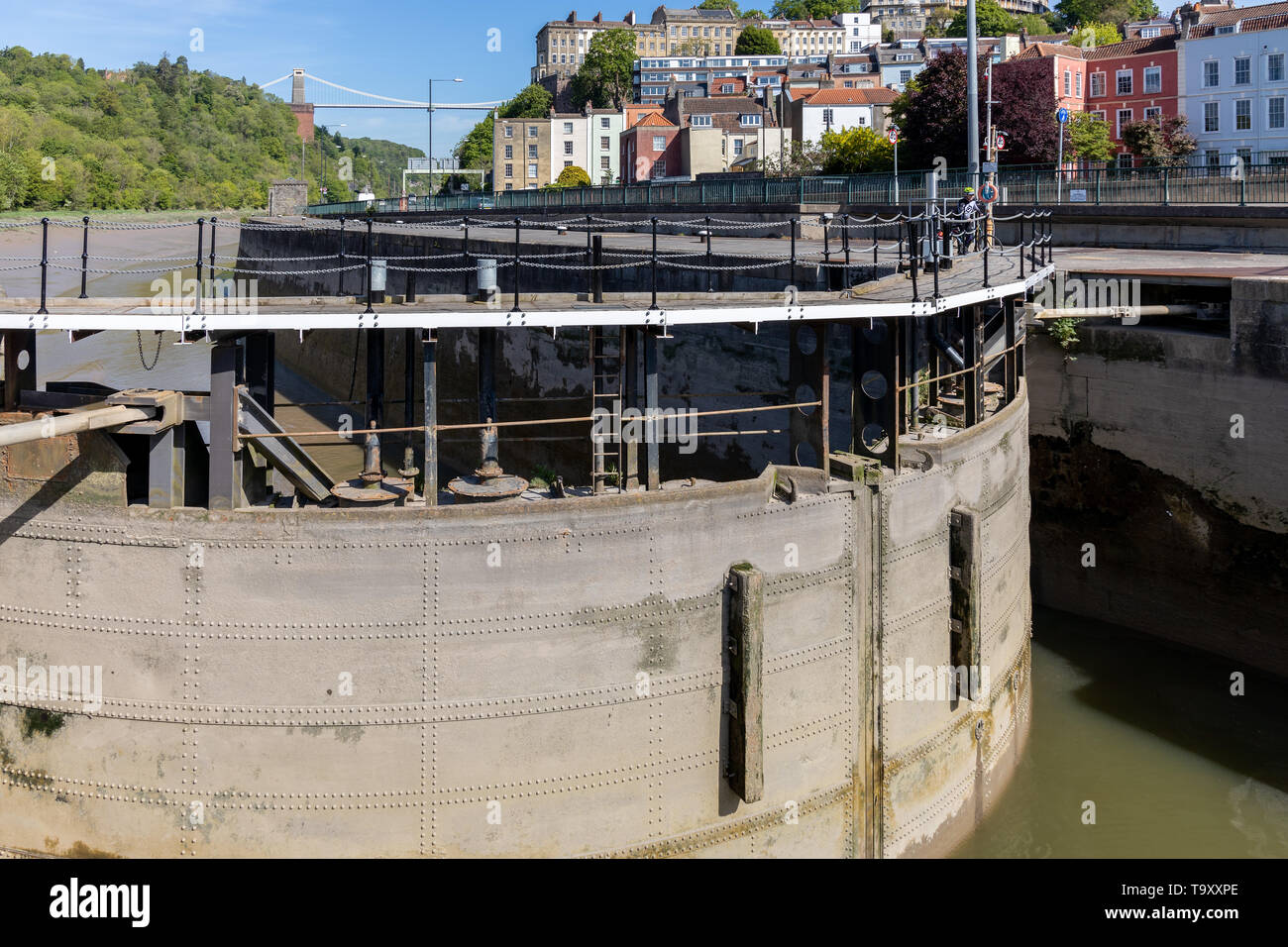 BRISTOL, Großbritannien - 14. Mai: Ungewöhnliche gekrümmte Schleusentore am Fluss Avon in Clifton in Bristol am 14. Mai 2019. Eine nicht identifizierte Person Stockfoto