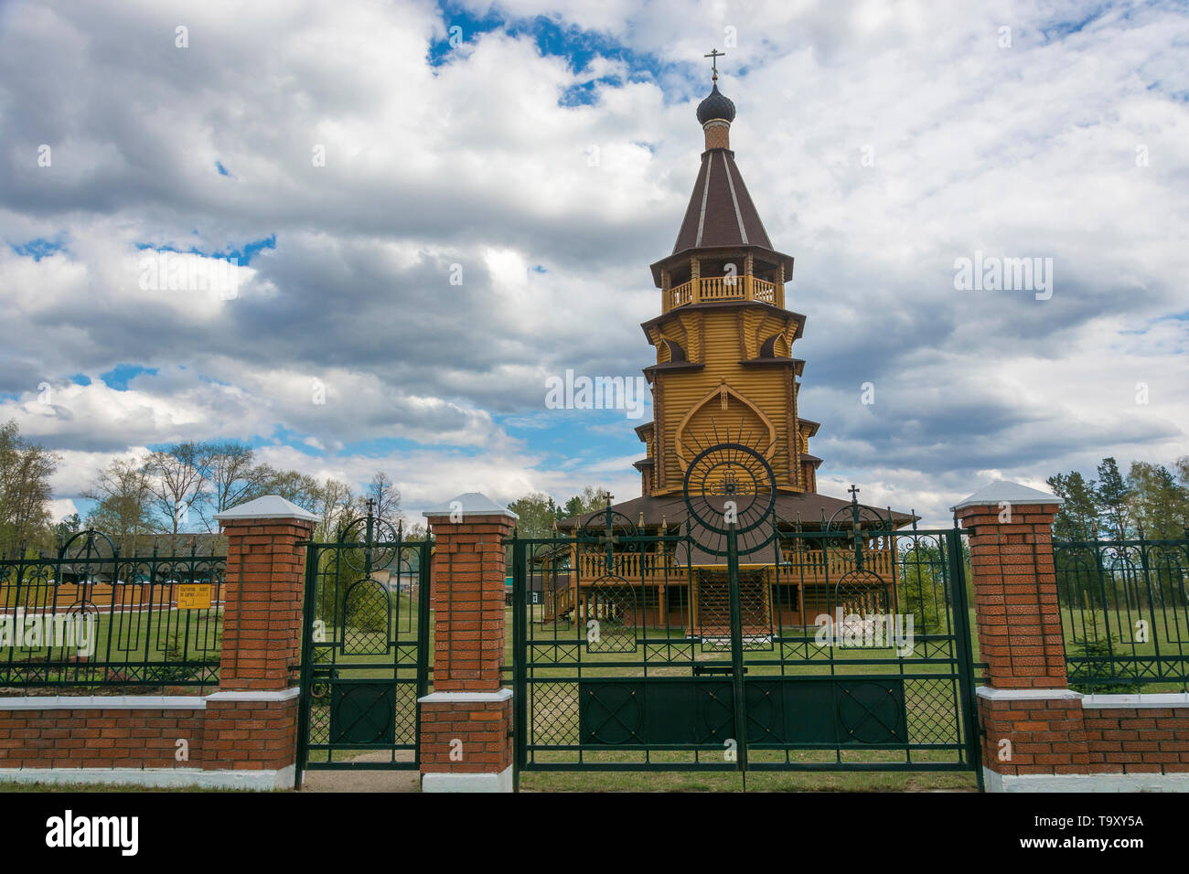 Mosta Dorf, Yuzhsky Bezirk, Ivanovo Region, Russland - 05/05/2019: Die Kirche St. Nikolaus. Stockfoto