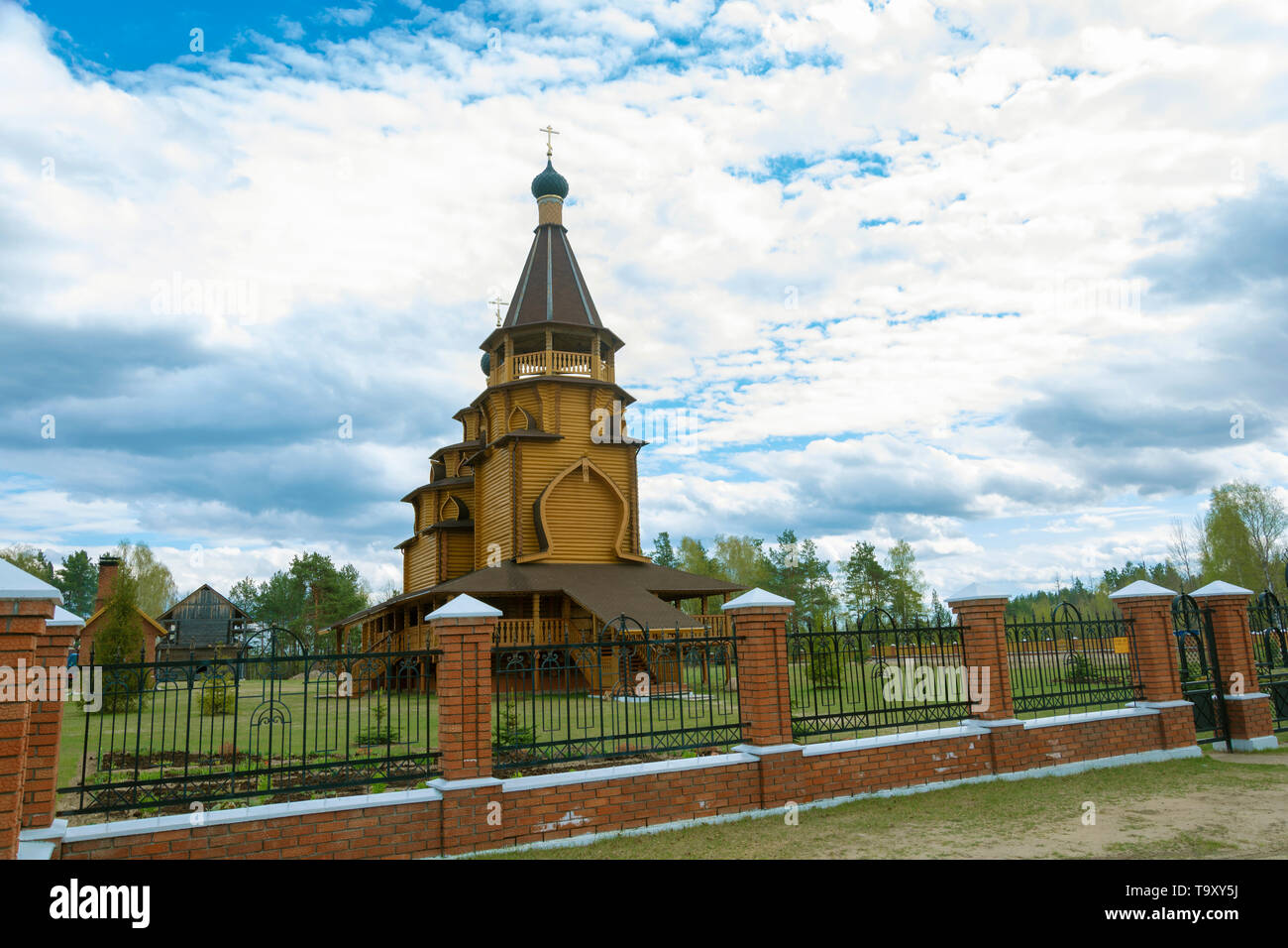 Mosta Dorf, Yuzhsky Bezirk, Ivanovo Region, Russland - 05/05/2019: Die Kirche St. Nikolaus. Stockfoto