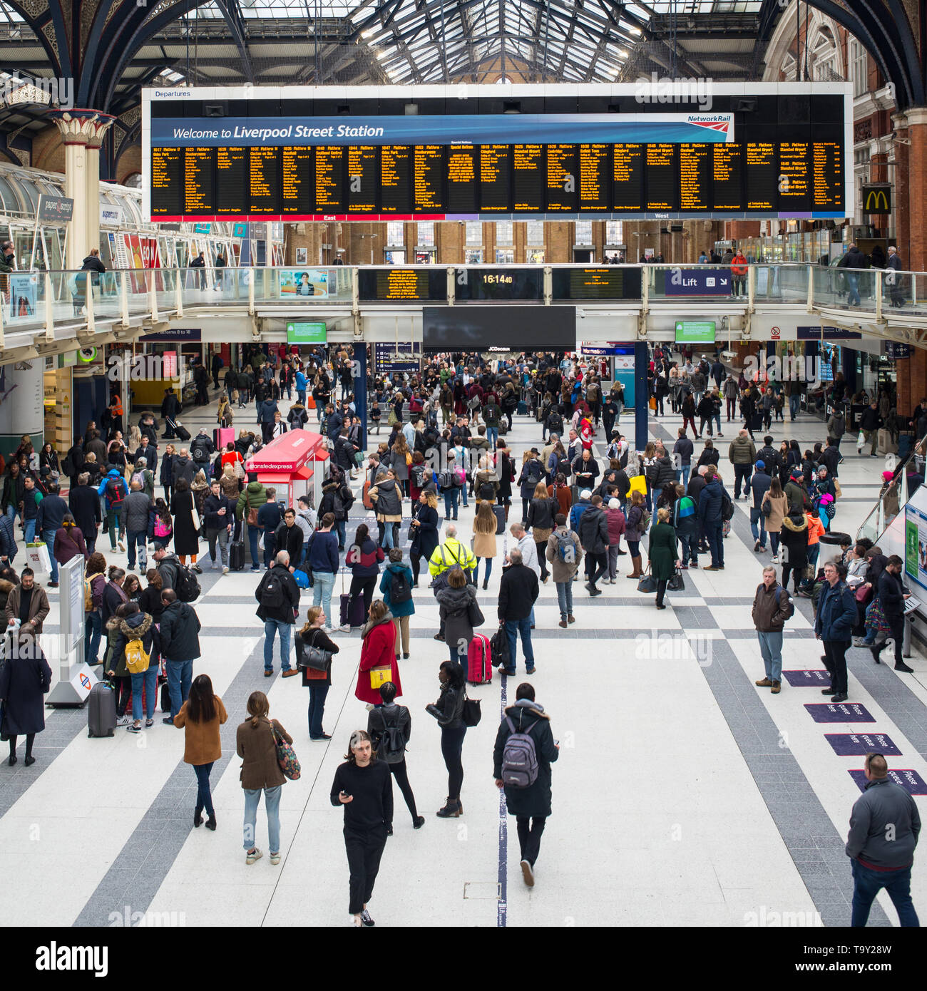 Liverpool Street Station, London, England, UK - April 2019: Leute, Touristen und Pendler in der Halle des beschäftigten London Liverpool Street Station Stockfoto