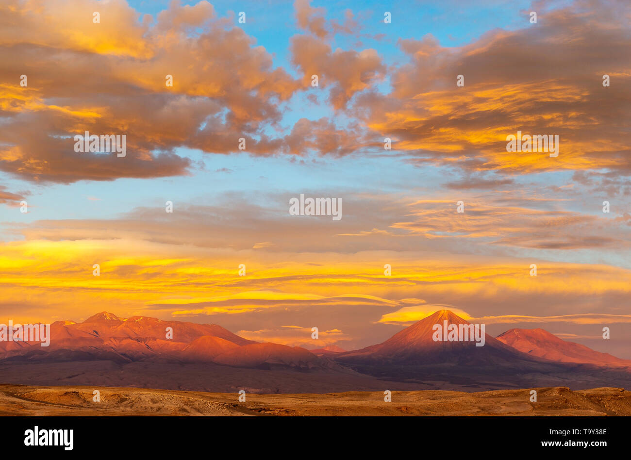Eine majestätische Landschaft Sonnenuntergang in der Atacama Wüste zwischen dem Mond und Tod Tal mit den berühmten Vulkan Licancabur, Chile. Stockfoto