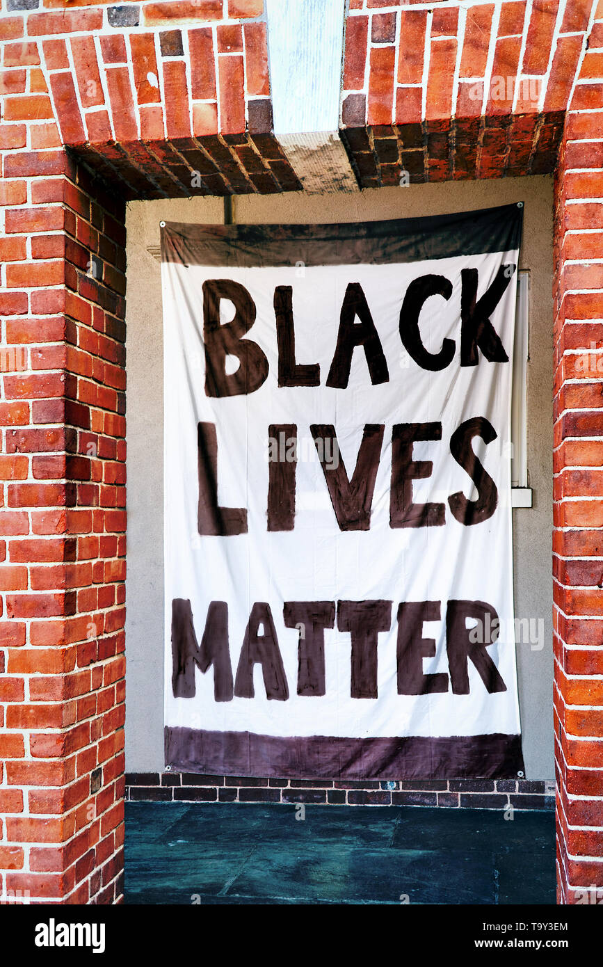 Ein schwarzes Leben egal Banner ist durch einen gemauerten Torbogen eingerahmt. Stockfoto