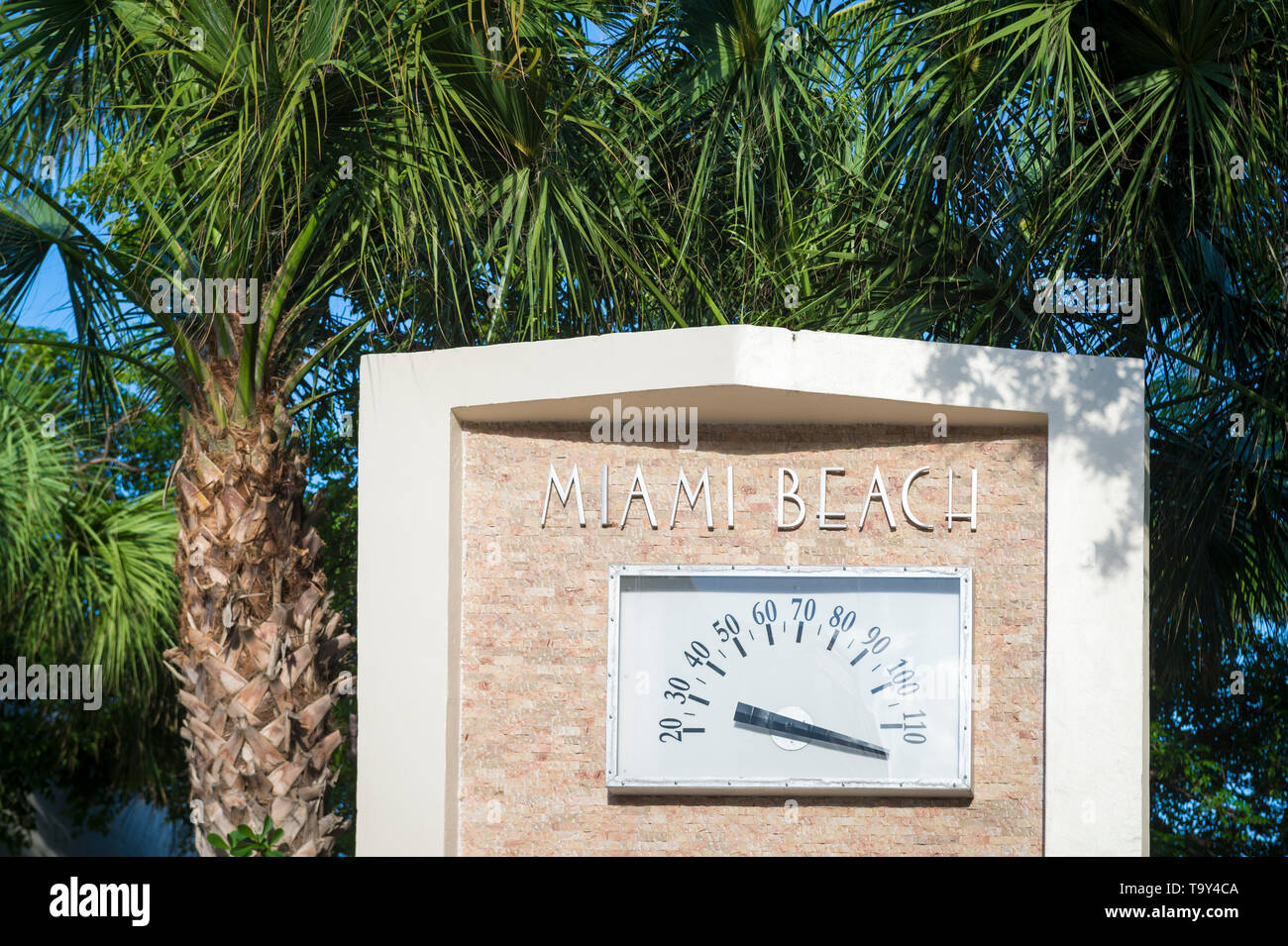 Tropische Sonne schlagen sich auf den berühmten Art déco-Temperaturanzeige von Palmen in der Lummus Park, South Beach, Miami die ersten öffentlichen Park umgeben. Stockfoto