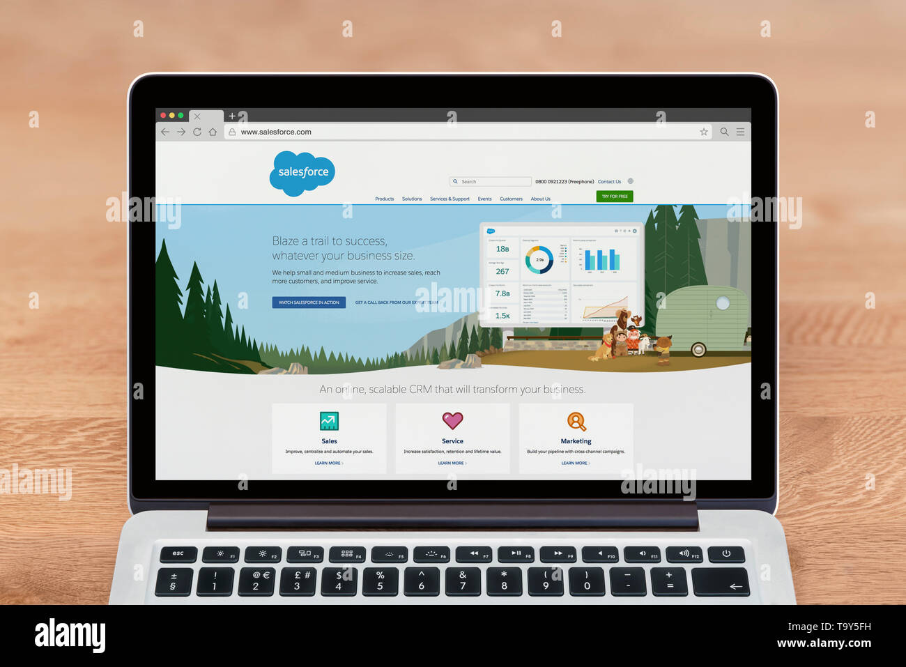 Ein Apple Macbook zeigt die Salesforce Website (nur redaktionelle Nutzung). Stockfoto