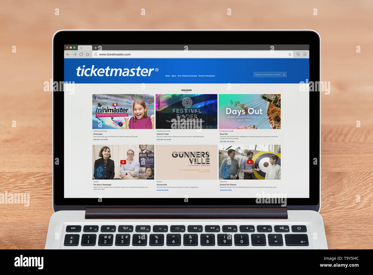 Ein Apple Macbook zeigt die Ticketmaster Website (nur redaktionelle Nutzung). Stockfoto