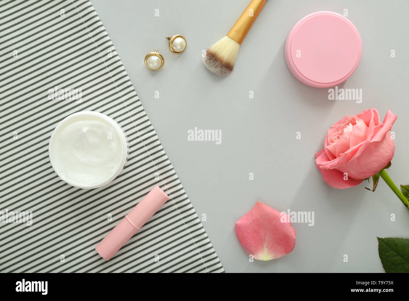 Zusammensetzung mit Kosmetik auf hellen Hintergrund Stockfoto