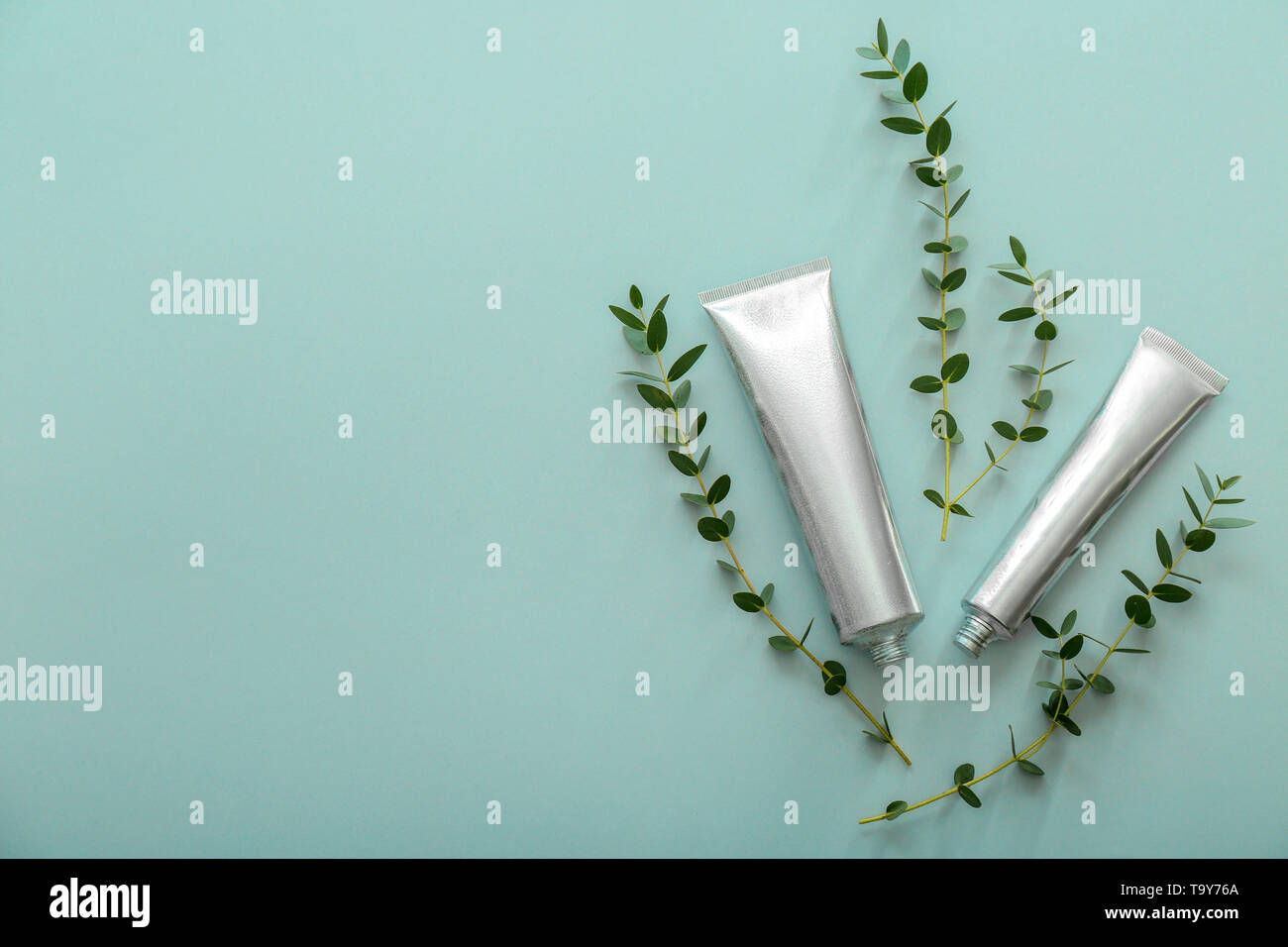 Rohre aus Creme mit pflanzlichen auf Farbe Hintergrund extrahieren Stockfoto