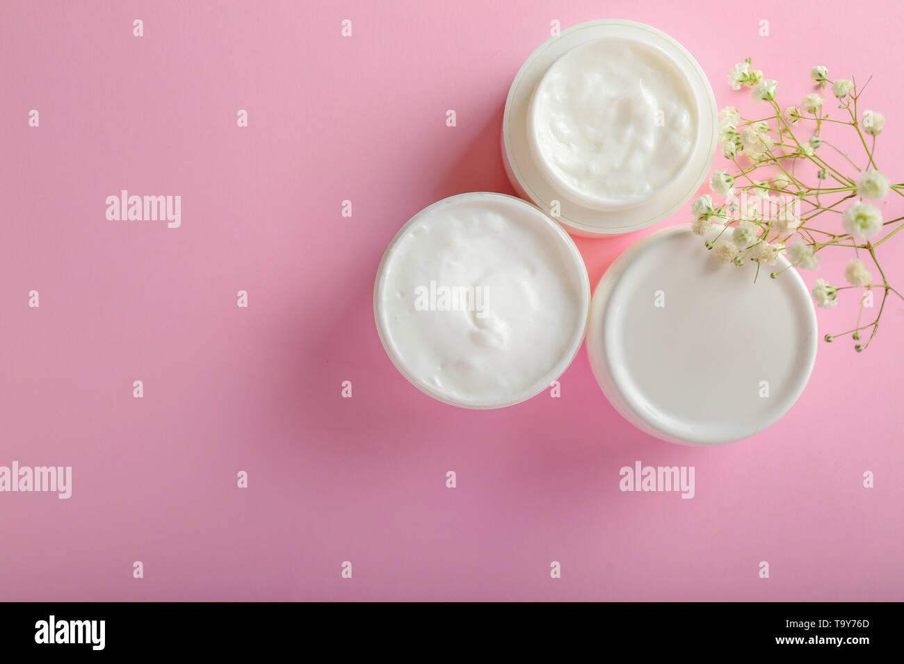 Gläser von Körper Creme auf farbigen Hintergrund Stockfoto