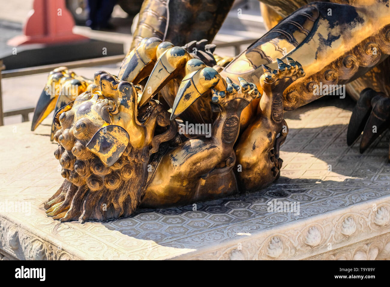 Vergoldete goldenen Löwen in der Verbotenen Stadt in Peking, China Stockfoto