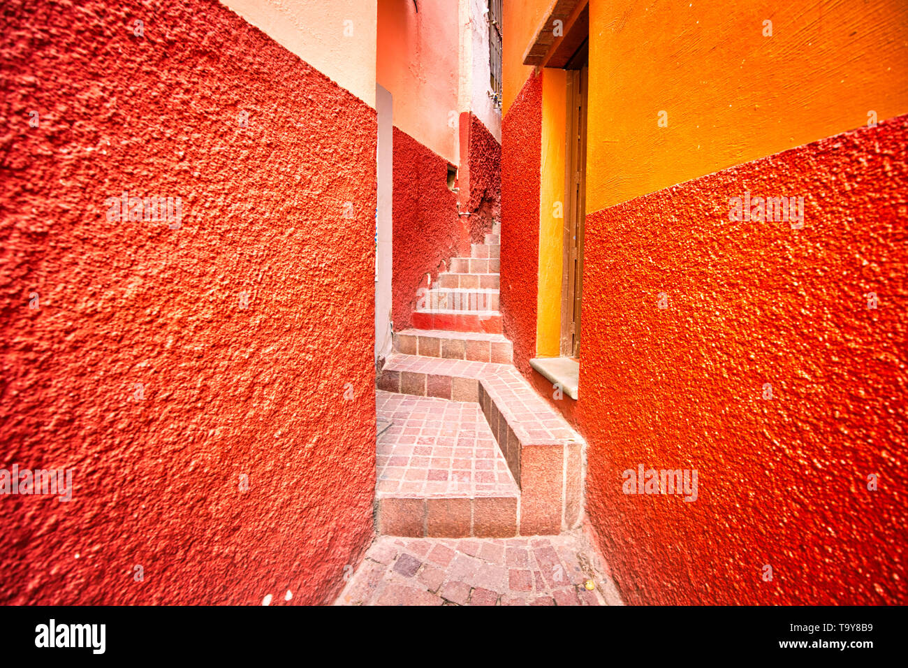 Romantischen engen Gasse der Kuss (Callejon del Beso) in Guanajuato bunten historischen Stadtzentrum Stockfoto