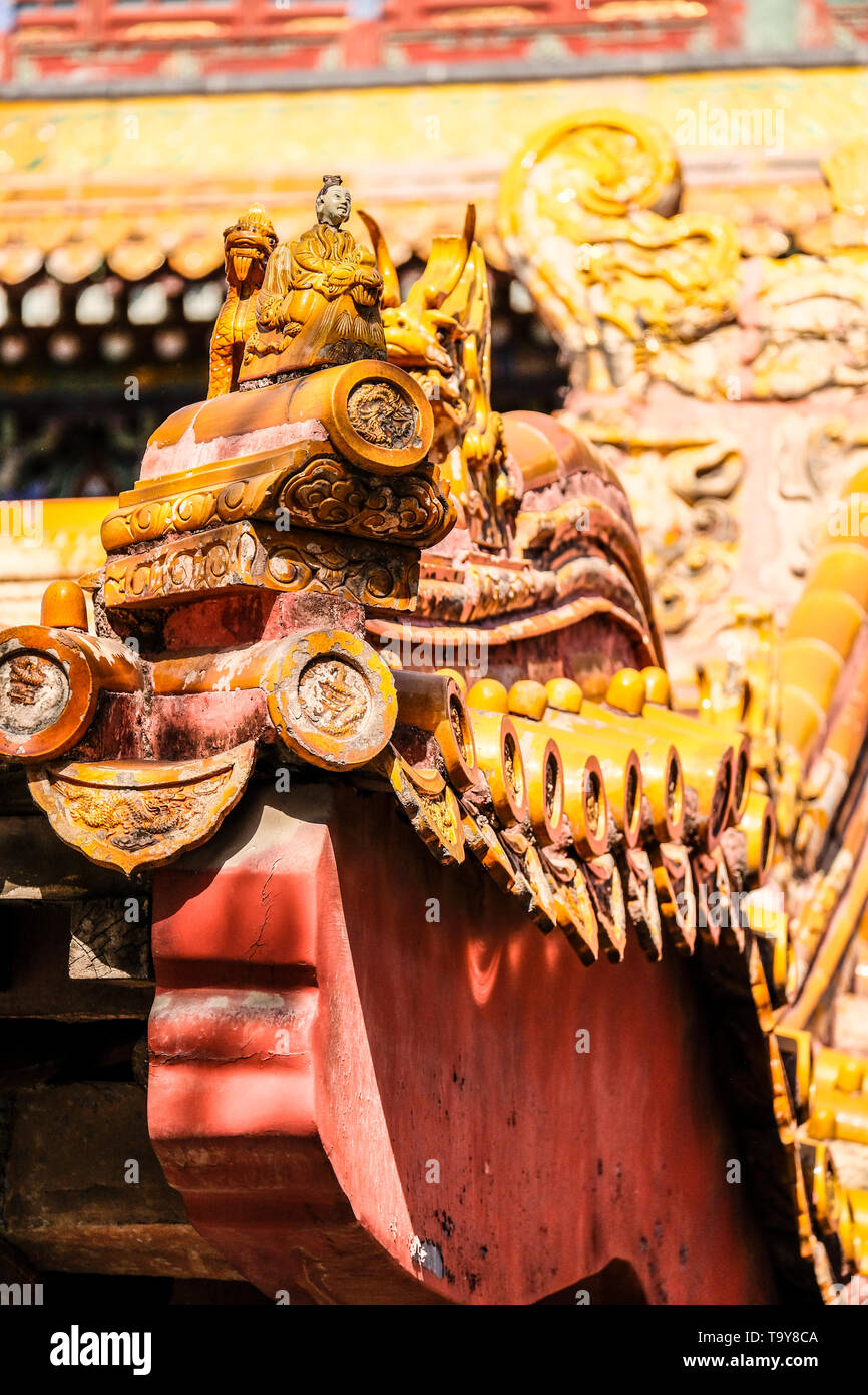 Glasierte QiLin und andere Fabelwesen Dekorationen in der Verbotenen Stadt in Peking, China Stockfoto