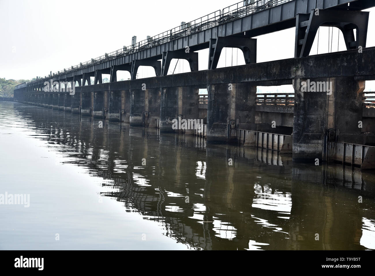 Bund, thanneermukkam allapuzha, Kerala, Indien. Dies ist ein Salzwasser Barriere Bau. Stockfoto