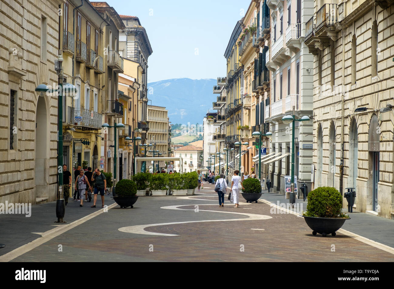 "Corso Garibaldi' ist die Hauptstraße von Benevento und bildet das Herz der historischen Mitte. Im Hintergrund liegen die Hügel der Landschaft. Stockfoto