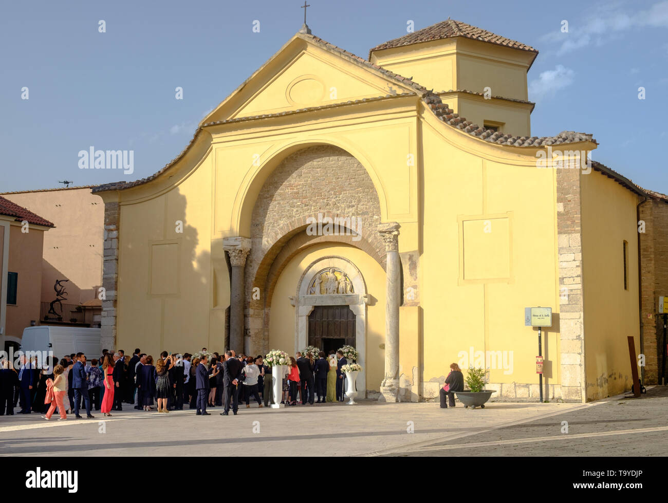 Menschen versammeln sich im Santa Sofia Kirche für eine Hochzeit. Als UNESCO-Weltkulturerbe, diese Kirche ist eine außergewöhnliche Lage, verheiratet. Stockfoto