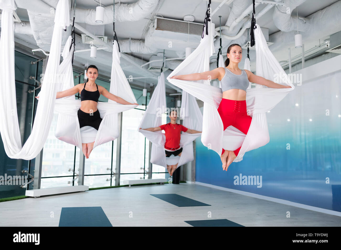 Fit und Aktiv Menschen und Frauen fliegen Yoga Klasse zusammen Stockfoto