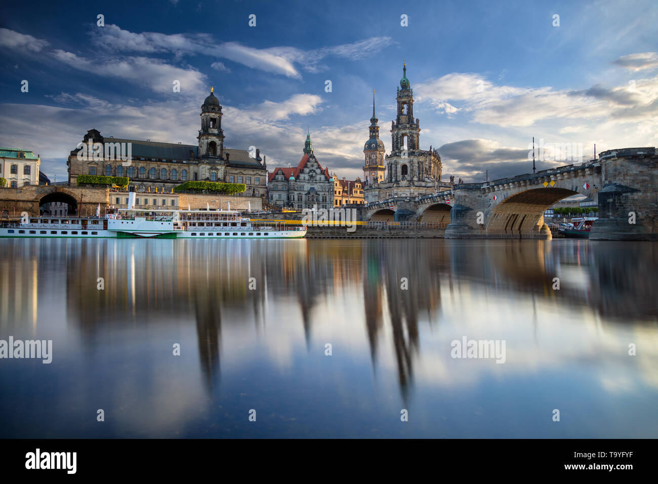 Dresden, Deutschland. Stadtbild Bild von Dresden, Deutschland mit Reflexion der Stadt in der Elbe, während des Sonnenuntergangs. Stockfoto