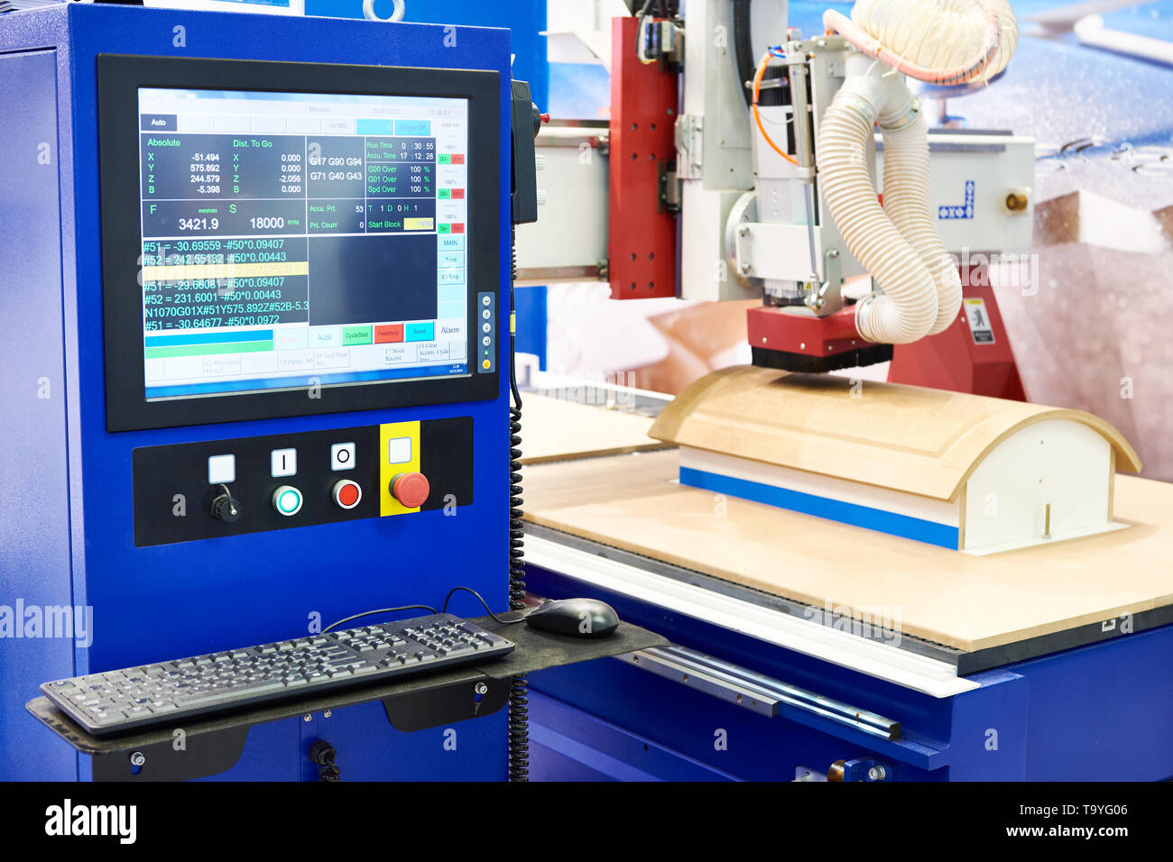 Fräsen und Gravieren CNC-Zentrum mit automatischem Werkzeugwechsel für Möbel in der Fabrik Stockfoto Fräsen und Gravieren CNC-Zentrum mit automatischem Werkzeugwechsel für Möbel in der Fabrik Stockfoto