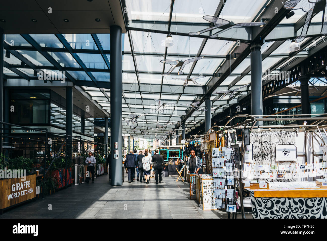 London, UK, 14. Mai 2019: Old Spitalfields Market mit nicht identifizierten Personen. Unabhängige stall Inhaber präsentiert handgefertigte Stücke. Es beherbergt Kunst Stockfoto