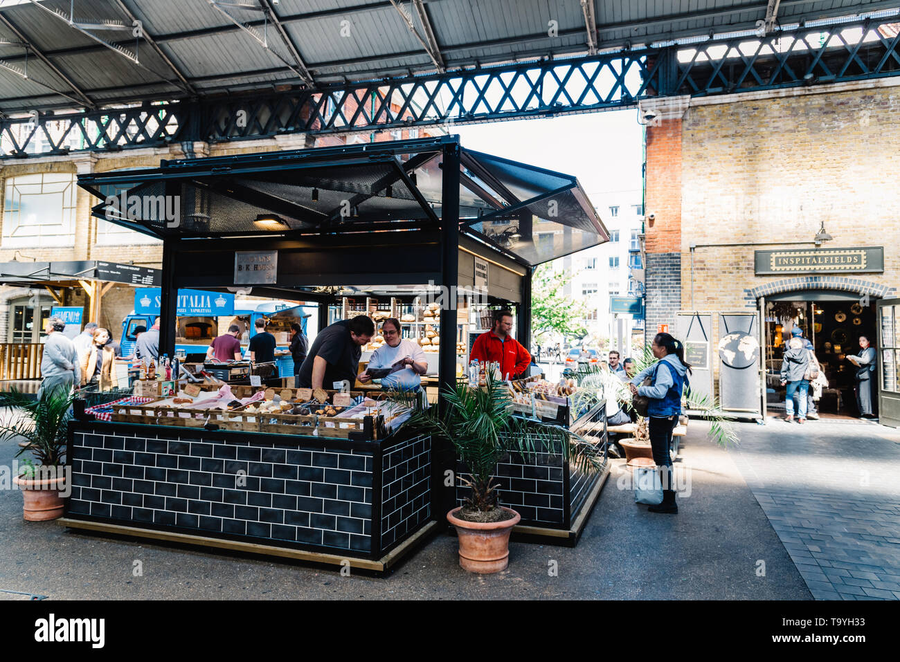 London, UK, 14. Mai 2019: Old Spitalfields Market mit nicht identifizierten Personen. Bäckerei und Konditorei. Der Markt hosts Kunst und Handwerk und Straße foo Stockfoto