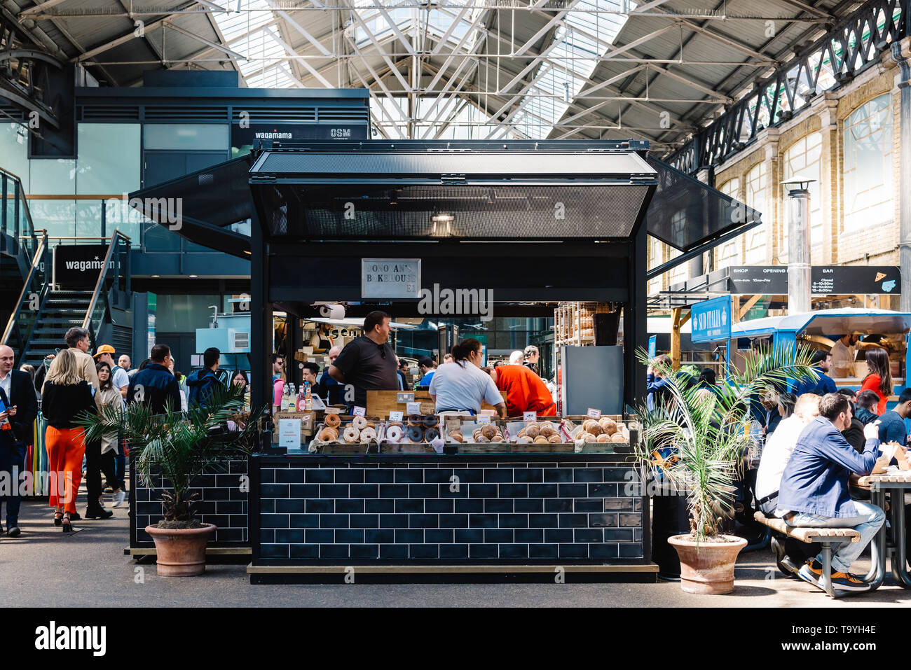 London, UK, 14. Mai 2019: Old Spitalfields Market mit nicht identifizierten Personen. Bäckerei und Konditorei. Der Markt hosts Kunst und Handwerk und Straße foo Stockfoto