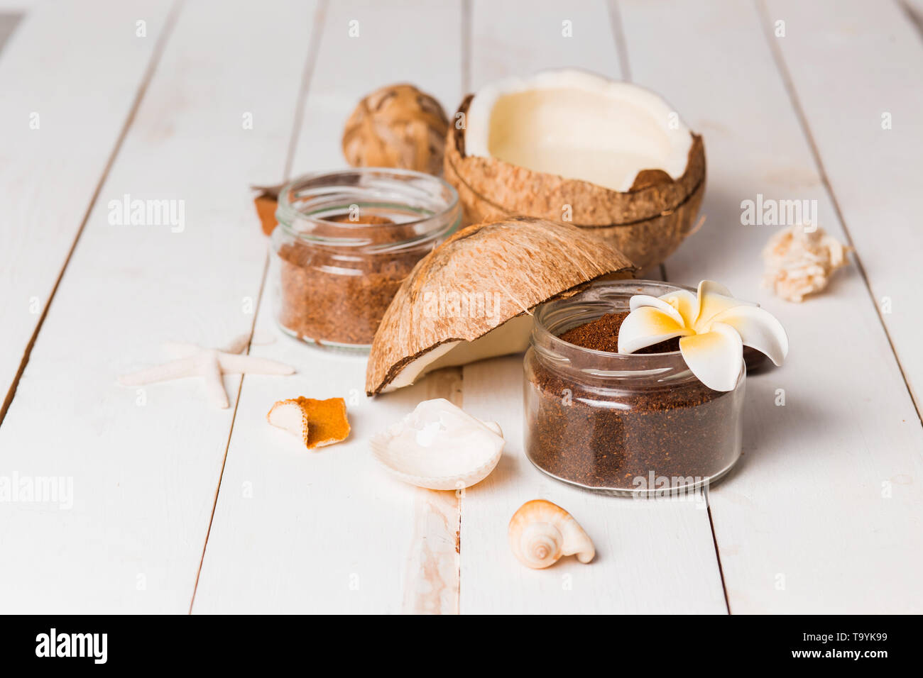 In Der Nahe Von Chocolate Coconut Peeling Fur Gesicht Und Korper In Kleinen Glasern Mit Muscheln Und Eine Blume Auf Einem Weissen Holz Hintergrund Wellness Korperpflege Meer Relaxa Stockfotografie Alamy