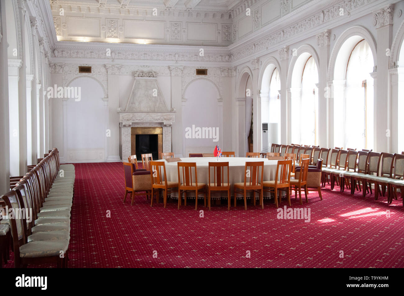 In Jalta auf der Krim - Jun, 2012: Das Innere der Konferenzraum in Liwadia-palast, Krim, wo in 1945 Stalin, Churchill und Roosevelt während der Met Stockfoto