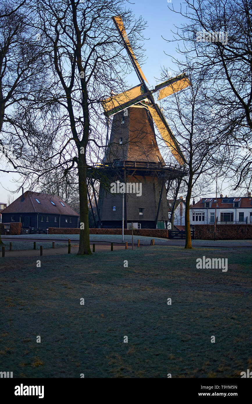 Atemberaubende Bild eines traditionellen holländischen Windmühle in einer schönen Landschaft Stockfoto