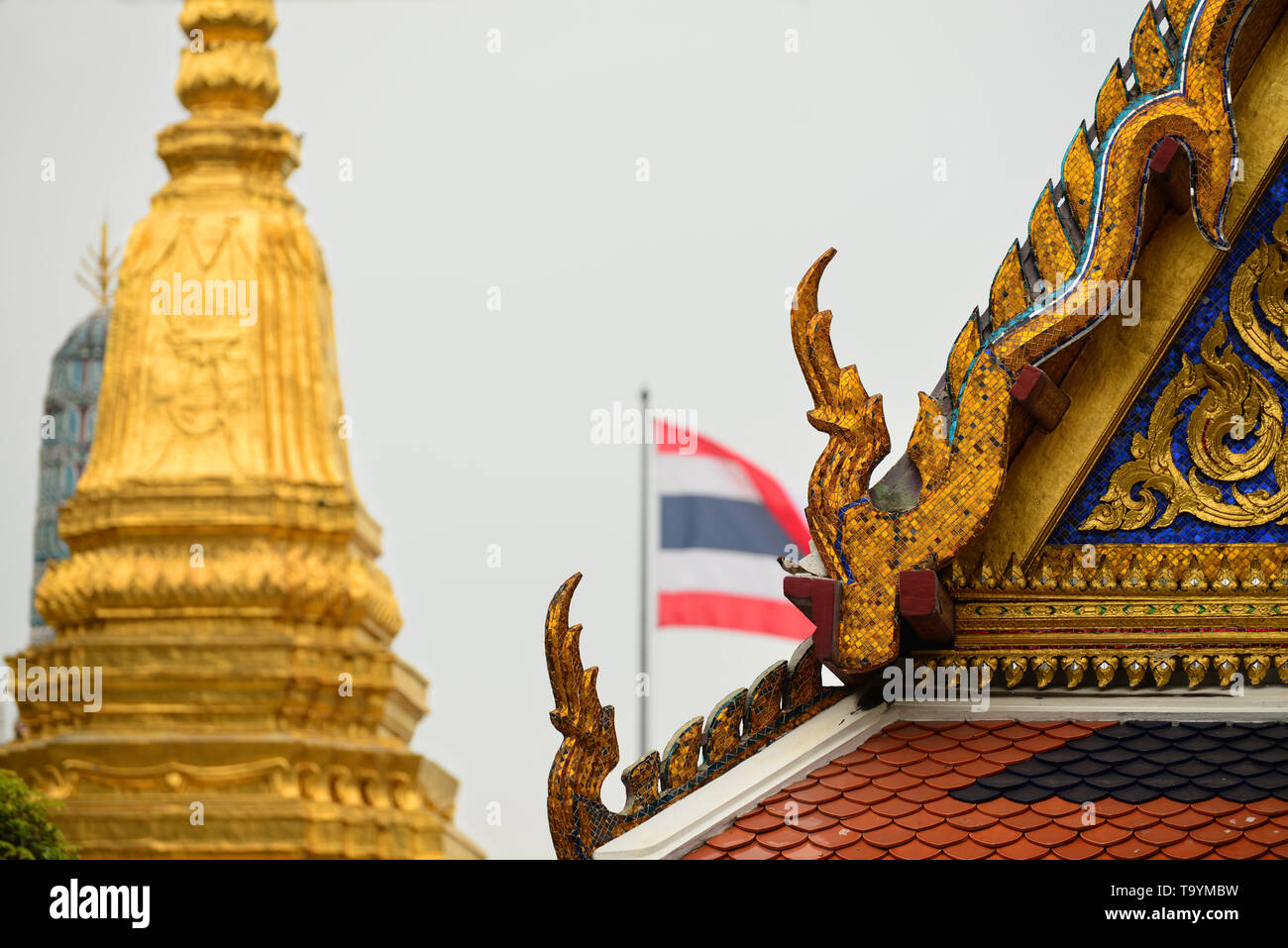 Thailändische Flagge zwischen den Tempeln im Grand Palace in Bangkok Stockfoto