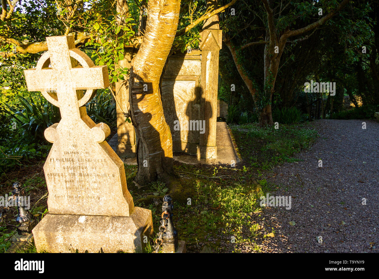 Schatten einer Person auf einer Gruft auf dem Friedhof Stockfoto