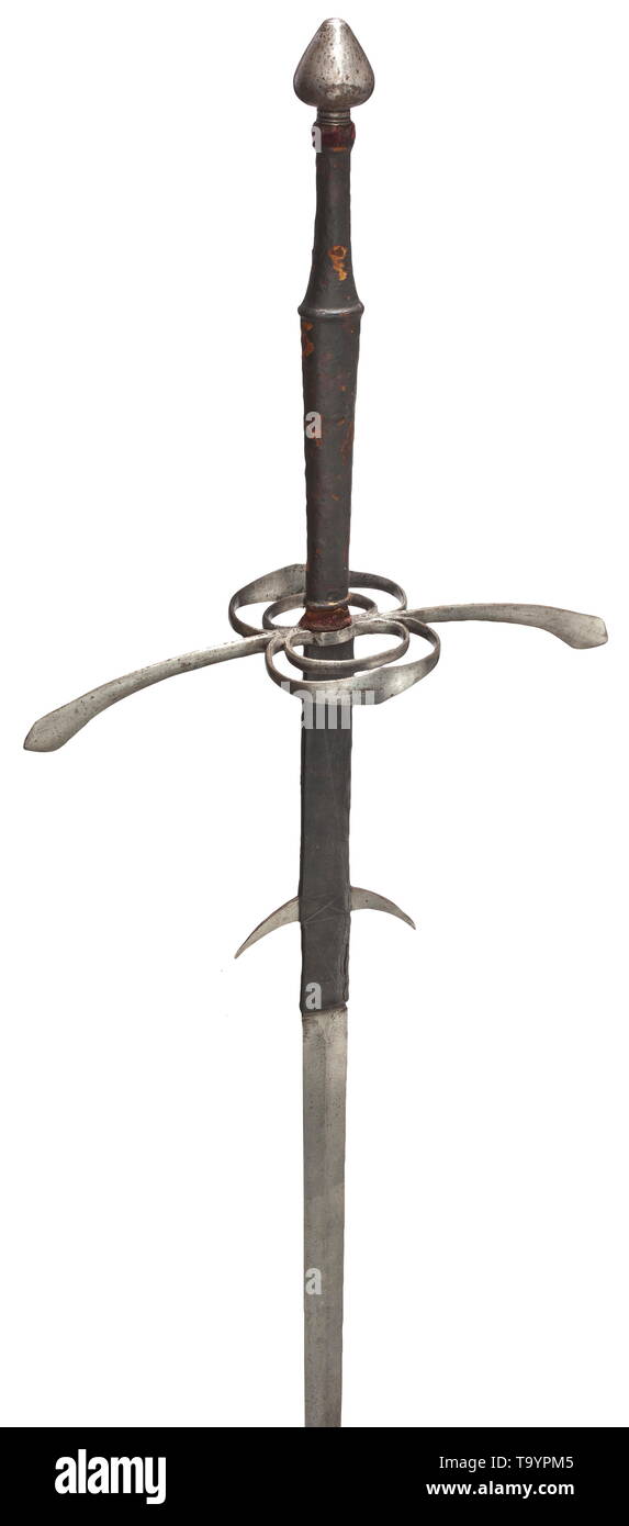 Ein Deutscher zweihändiges Schwert, Ende 16. Jahrhundert doppelte Klinge  von Diamant Abschnitt, mit Seitenschutz und Leder fehlschärfe. Lange  cross-Guard Erweiterung horizontal in Richtung enden und Double guard Ringe  auf beiden Seiten. Leder