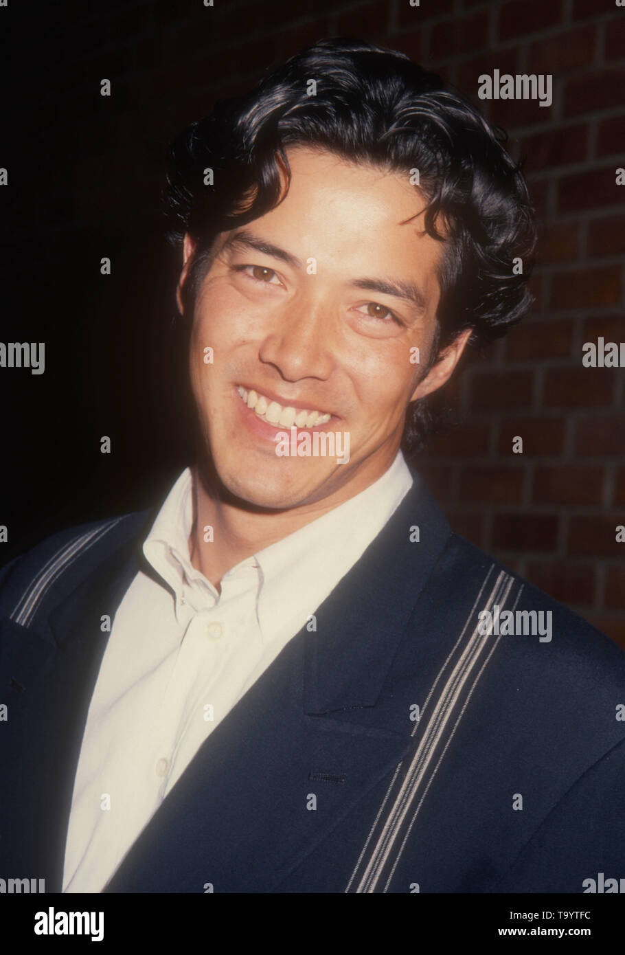 West Hollywood, Kalifornien, USA, 26. April 1994 Schauspieler Russell Wong an Warner Bros. Pictures' "mit Auszeichnung" Premiere am 26. April 1994 in der DGA-Theater in West Hollywood, Kalifornien, USA. Foto von Barry King/Alamy Stock Foto Stockfoto