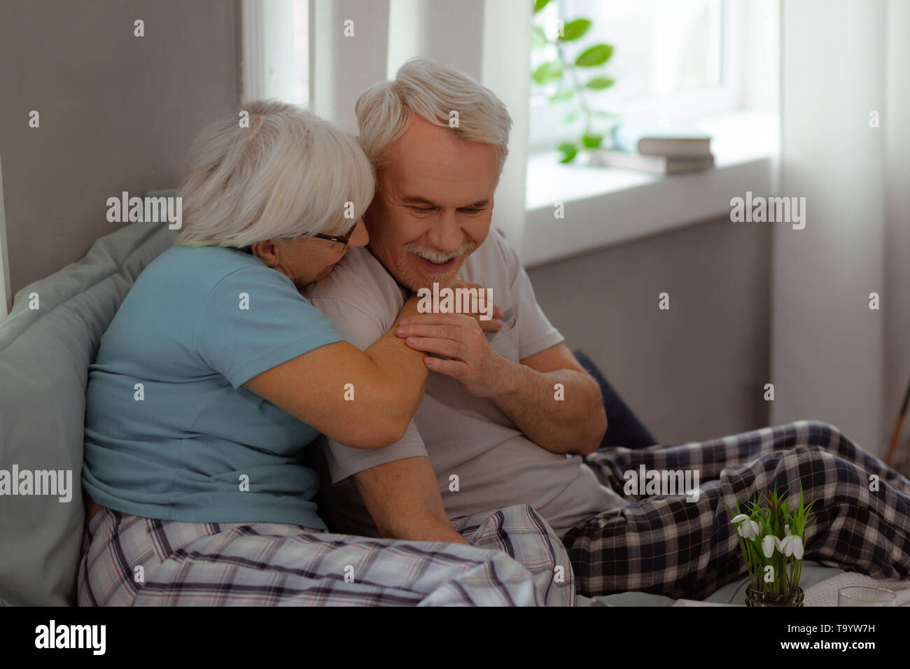 Pflege Paar zärtlich Kuscheln im Bett lag, Stockfoto