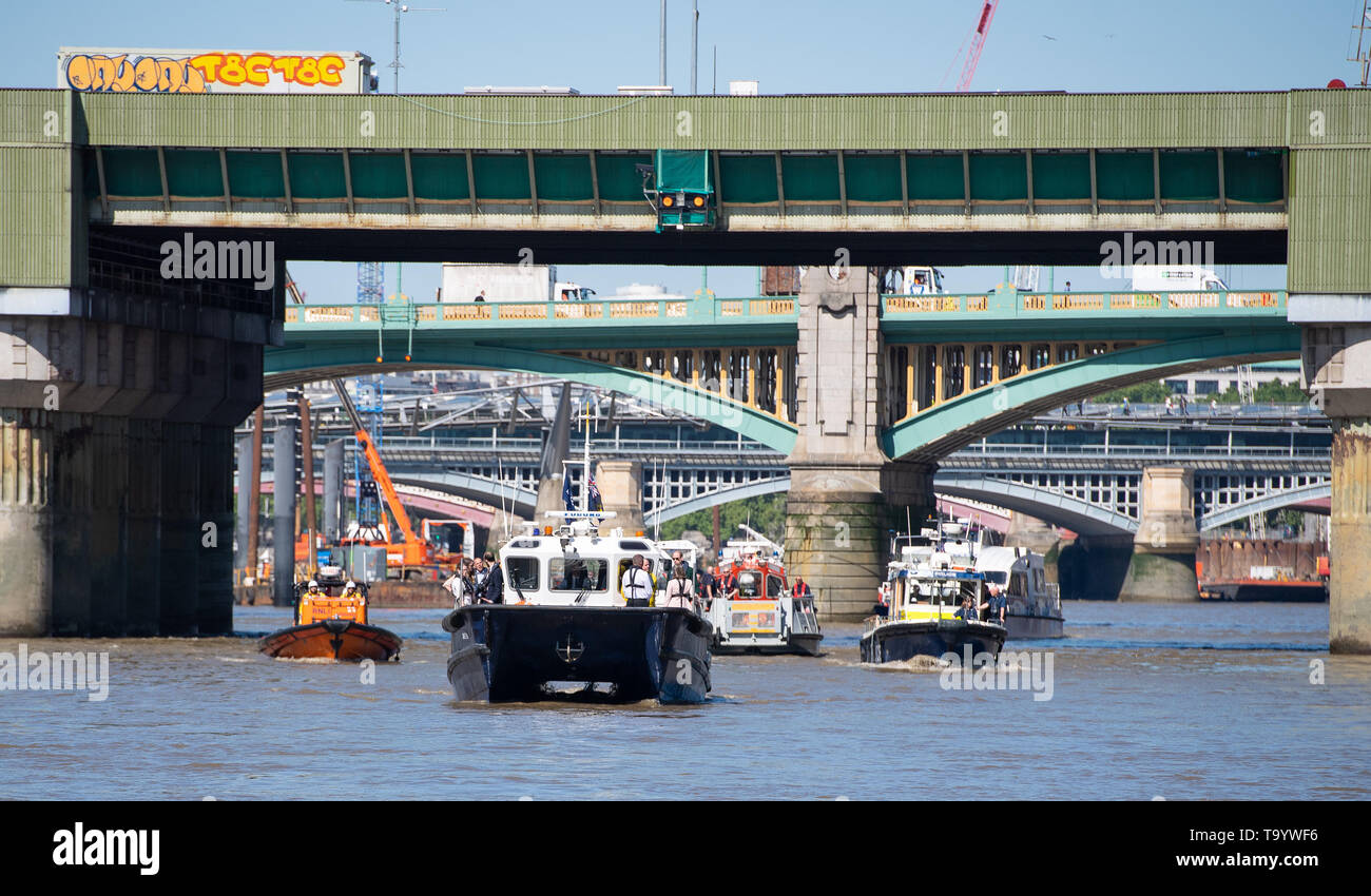 Boote durch den Hafen von London Authority betrieben, Royal National Lifeboat Institution, die Polizei und die Feuerwehr in London auf der Themse beim Start einer neuen Kampagne helfen, Unfälle und selbst auf der Themse in London zu verhindern. Stockfoto