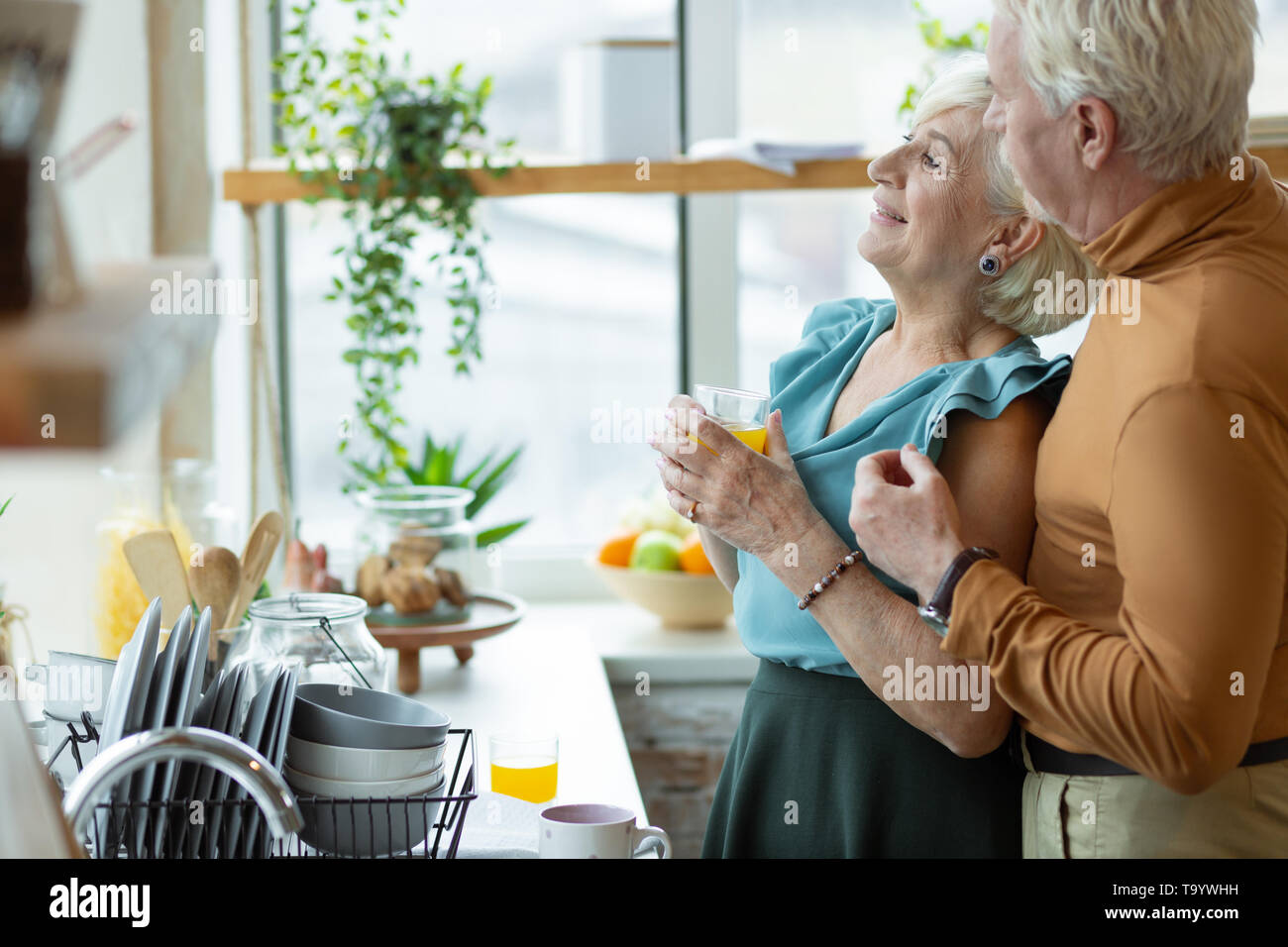 Portrait der männlichen seine betagte Frau kuscheln in der Küche. Stockfoto