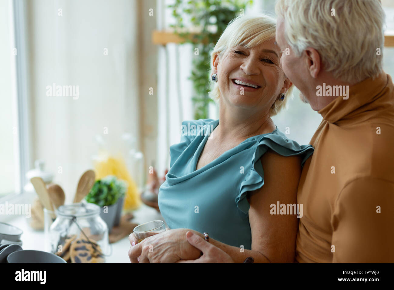 Portrait der weiblichen A-Sharing ein Lachen mit Ehepartner Stockfoto
