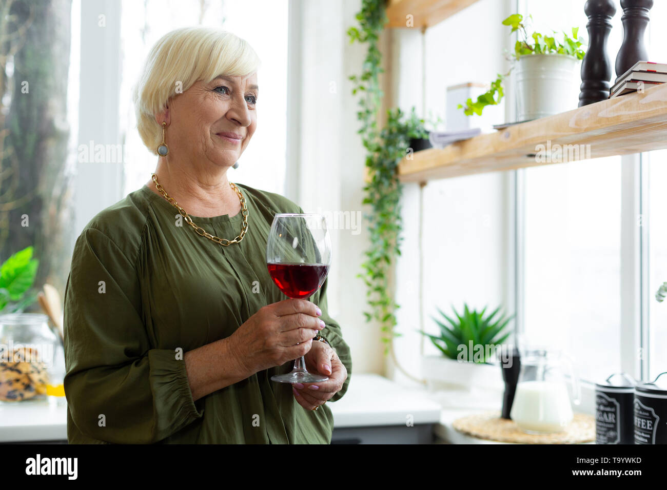 Portrait Foto von Frau mit einem Glas Rotwein. Stockfoto
