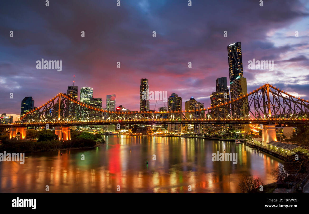 Story Bridge in Brisbane in der Dämmerung Stockfoto