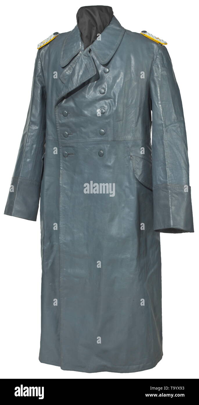 Ein Leder Mantel für ein Oberstleutnant der Flying Corps oder der Fallschirmjäger Vorkriegsausführung aus leichtem luftwaffenblauen Leder mit 'echten' Ärmelaufschlägen, blau lackierte, glatte Verbindungssystem eine Ringbefestigung, Hänger und Durchlass und Seitenwaffe, bräunliches Seidenfutter (kleine Fehlstellen) mit Druckknopfbefestigung für das Winterfutter. Der lange Rückschlitz mit Verschlussknöpfen sowie Innenseitigen Lederbändchen und-Schlaufen ermöglichen es, das untere Ende des Mantels beim Reiten oder Motorradfahren wie Beinlinge zu fixieren. Aufgeschlaufte Schulterstück, Editorial-Use - Nur Stockfoto
