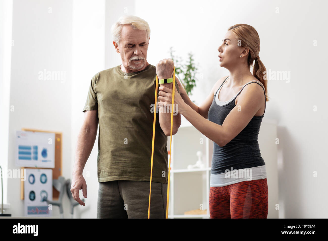 Ernsthafte alter Mann Training seine Hand Muskeln Stockfoto