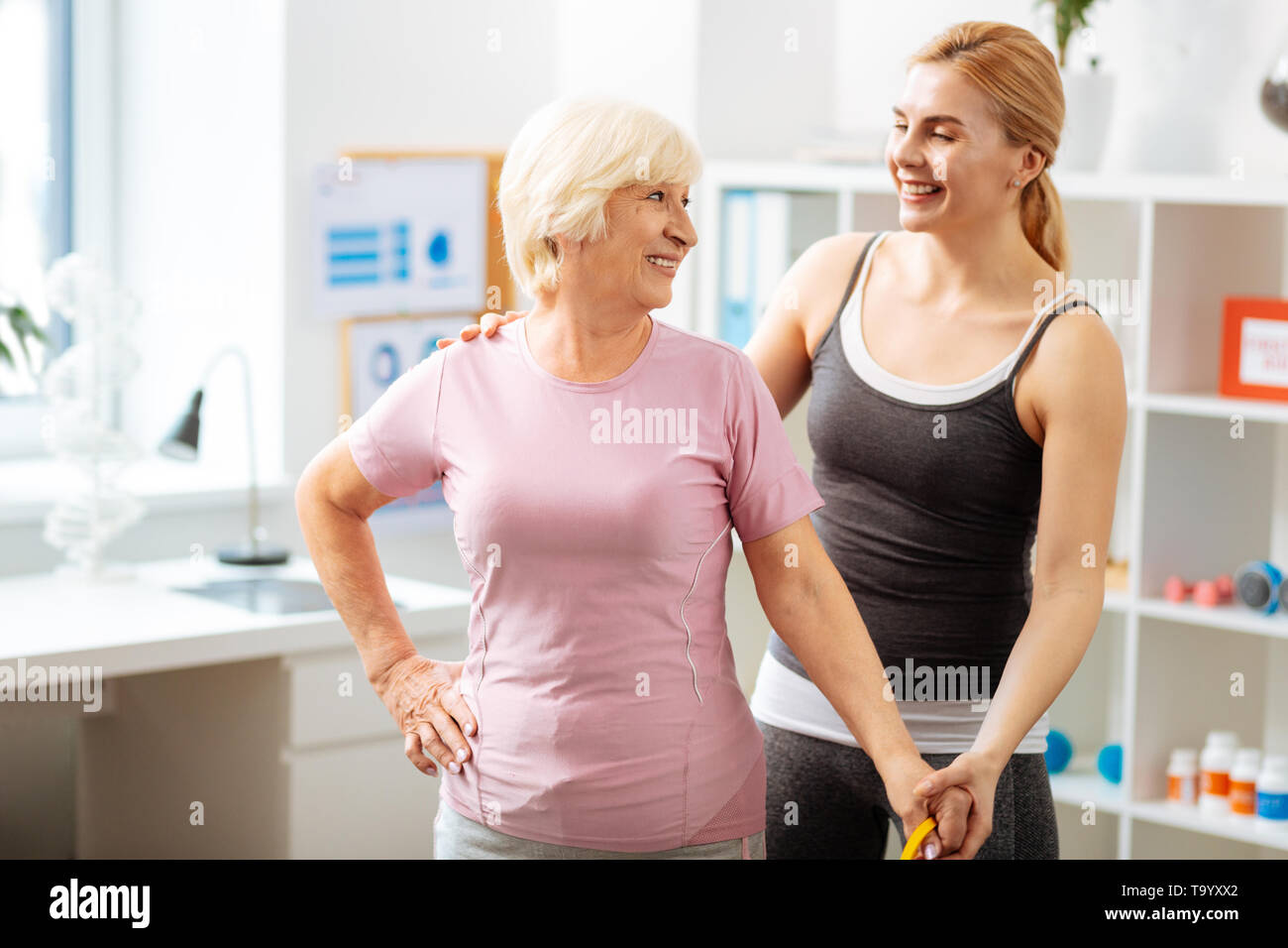 Gute Suche ältere Frau spricht mit Ihrem Trainer Stockfoto