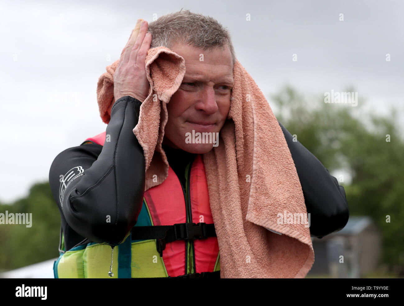 Schottische Liberaldemokraten Willie Rennie drys selbst nach Wasserski, Wasserski und Wakeboard Schottland in Dunfermline, als er Kampagnen für die Wahlen zum Europäischen Parlament. Stockfoto