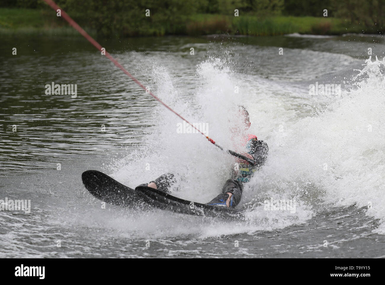 Schottische Liberaldemokraten Willie Rennie Wasserski, Wasserski und Wakeboard Schottland in Dunfermline, als er Kampagnen für die Wahlen zum Europäischen Parlament. Stockfoto