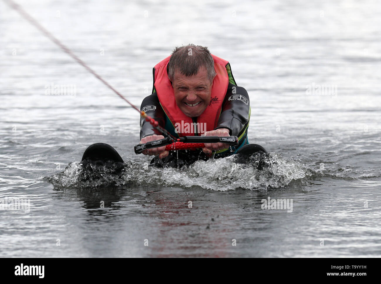 Schottische Liberaldemokraten Willie Rennie Wasserski, Wasserski und Wakeboard Schottland in Dunfermline, als er Kampagnen für die Wahlen zum Europäischen Parlament. Stockfoto