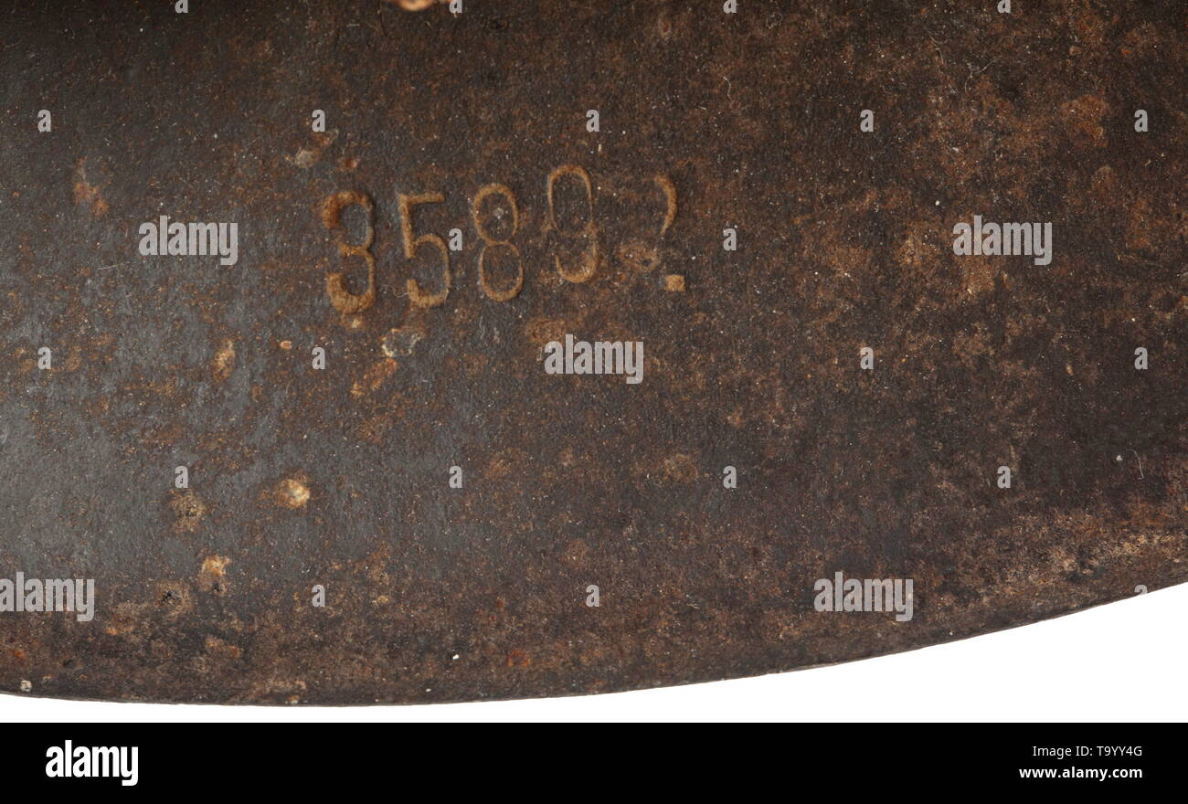 Ein stahlhelm M42 für die Mitglieder der Waffen-SS-Schiefer-grau lackierter Stahl Schädel (Flugrost) mit Maker's Stempel (unleserlich, wahrscheinlich "ET" für Thale Iron Works) und '35892'. Die SS-Emblem ist fast vollständig erhalten. Komplette Innenauskleidung (Stockig) mit kinnband. historischen, historische, 20. Jahrhundert, 1930S, 1940s, Waffen-SS, bewaffneten Division der SS, bewaffneten Service, Streitkräfte, NS, Nationalsozialismus, Nationalsozialismus, Drittes Reich, Deutsche Reich, Deutschland, Militär, Militaria, Utensilien, Ausrüstung, Geräte, Objekt, Objekte, Stills, Clipping, Clippings, Ausschneiden, Ausschneiden, Ausschnitten,, Editorial-Use - Nur Stockfoto