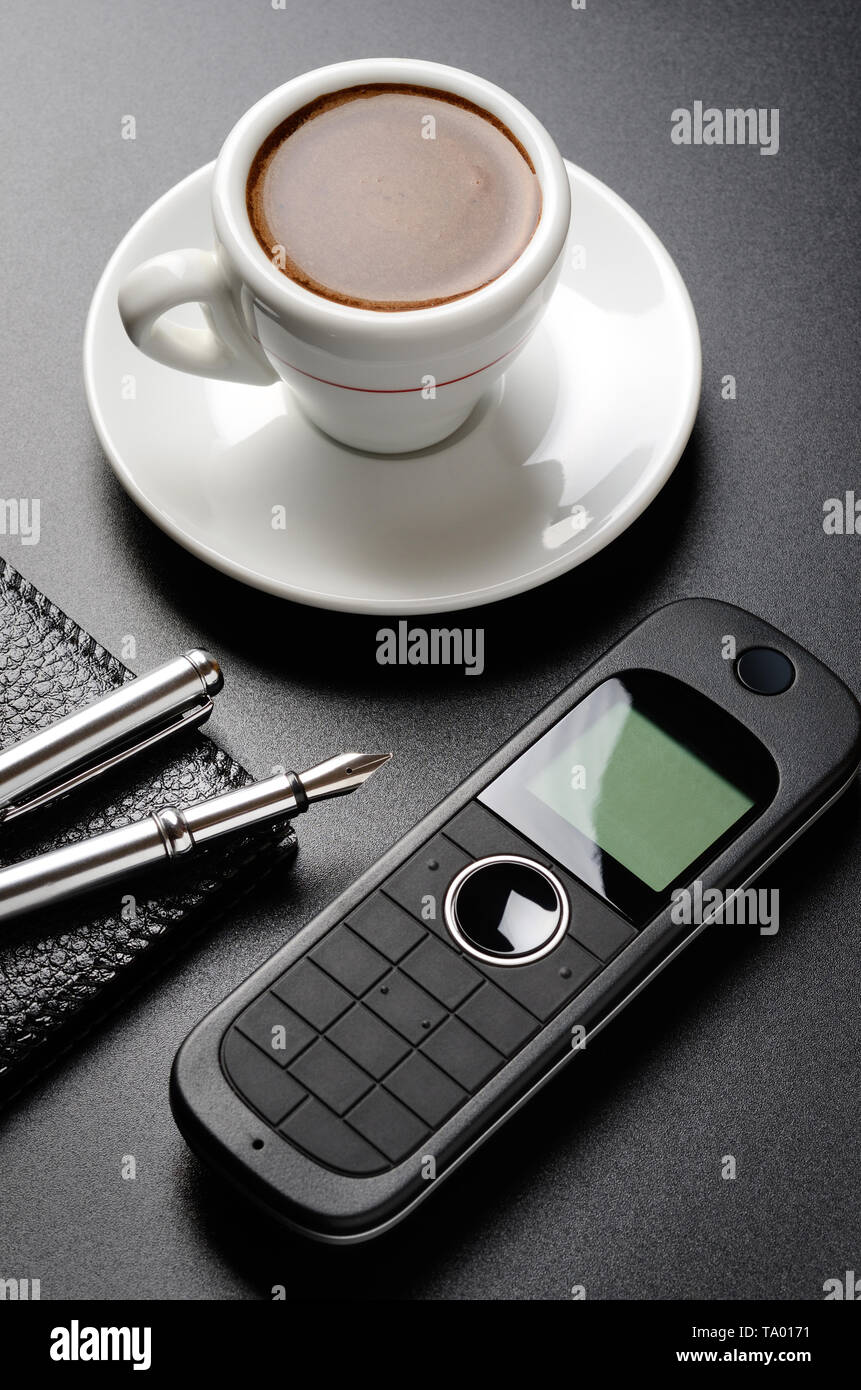 Geschäft noch Leben: Telefon, Stift, Veranstalter, Kaffee. Stockfoto