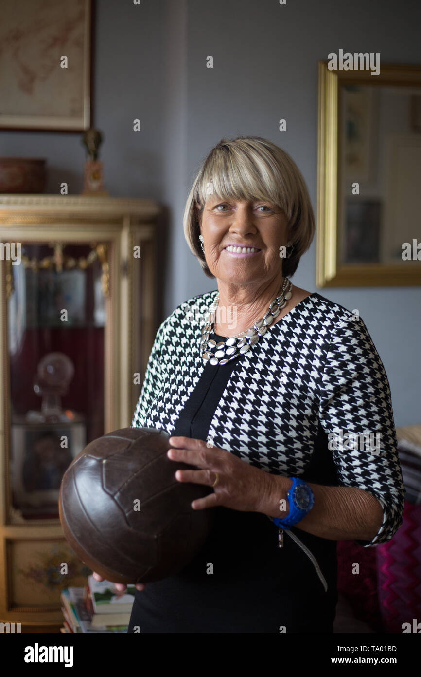 Rose Reilly, ex-footballer, für Italien und Schottland, Pionier in der Frauen Fußball gespielt, zu Hause in Stewarton, Schottland fotografiert, am 17. Mai 2019. Stockfoto