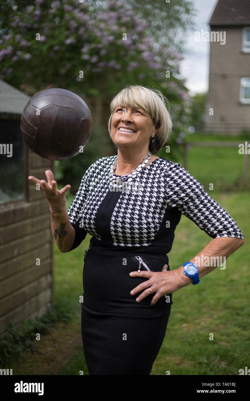 Rose Reilly, ex-footballer, für Italien und Schottland, Pionier in der Frauen Fußball gespielt, zu Hause in Stewarton, Schottland fotografiert, am 17. Mai 2019. Stockfoto
