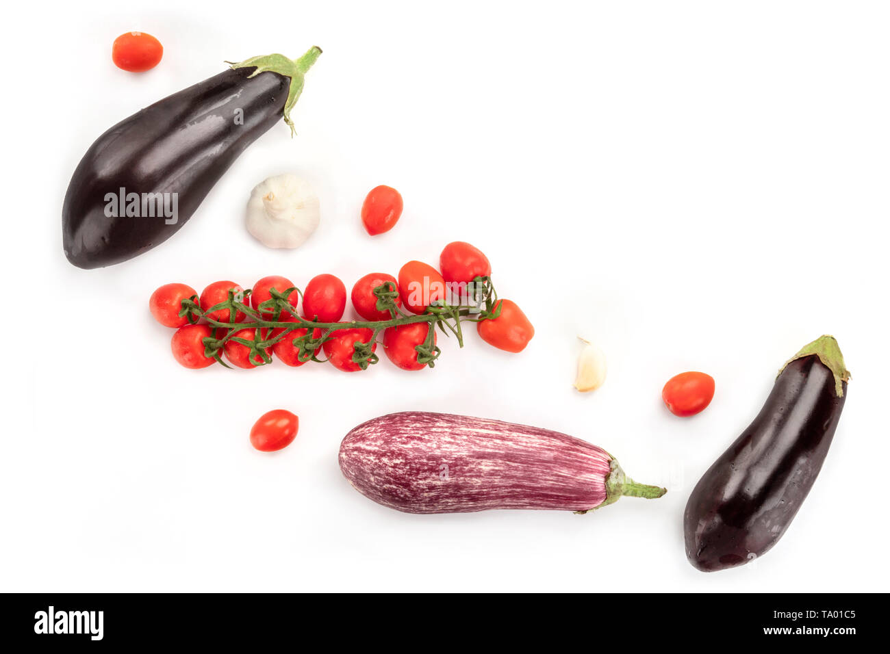 Ein flach Komposition mit Gemüse. Auberginen, Tomaten und Knoblauch, geschossen von oben auf einen weißen Hintergrund mit Kopie Raum Stockfoto